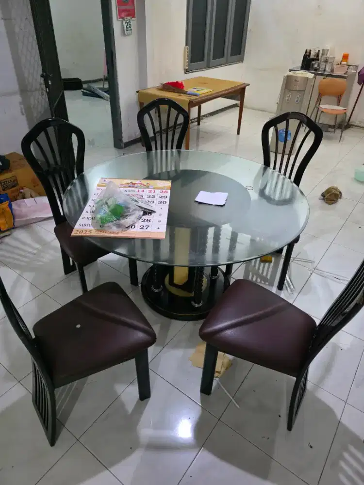Meja makan kaca tebal bundar dan kursi
