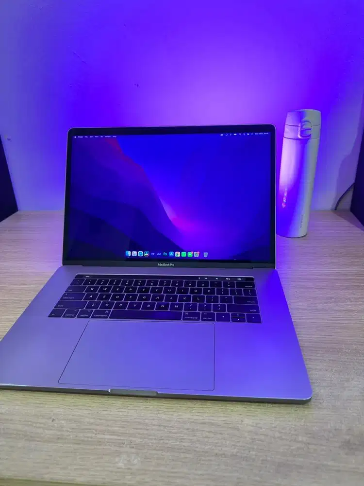 Macbook Pro 15 inch 2016 Touchbar Grey (Like New)