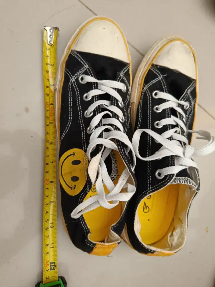Sneakers hitam smiley