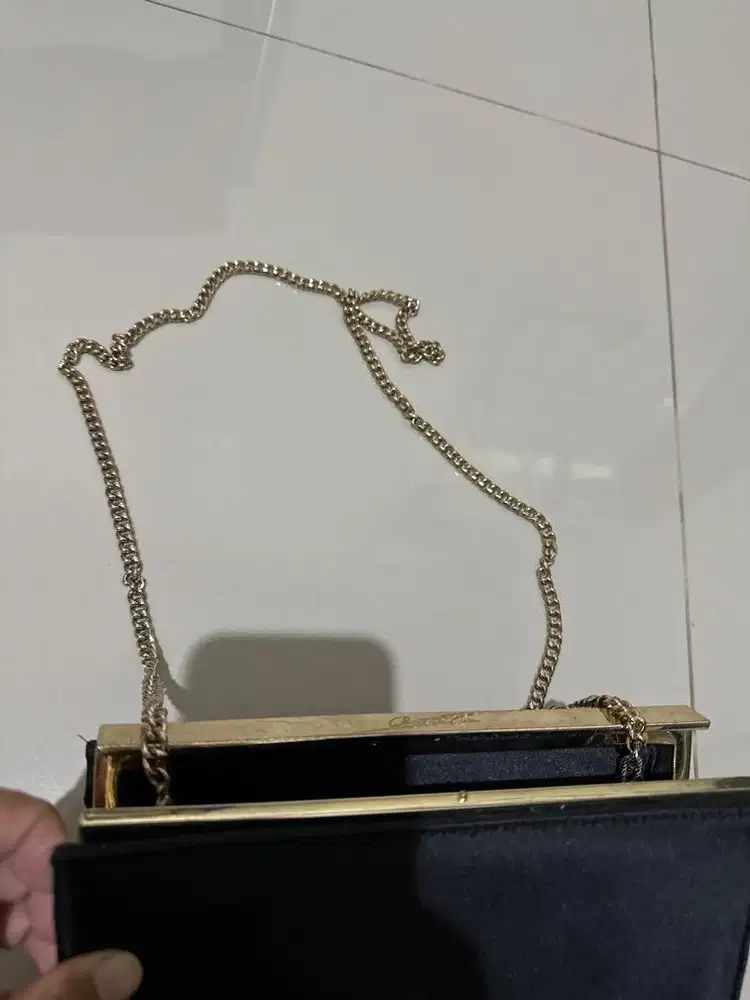 Tas selempang hitam charles n keith