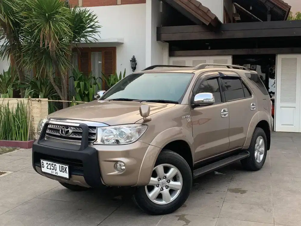 Toyota Fortuner G Lux Bensin AT 2010