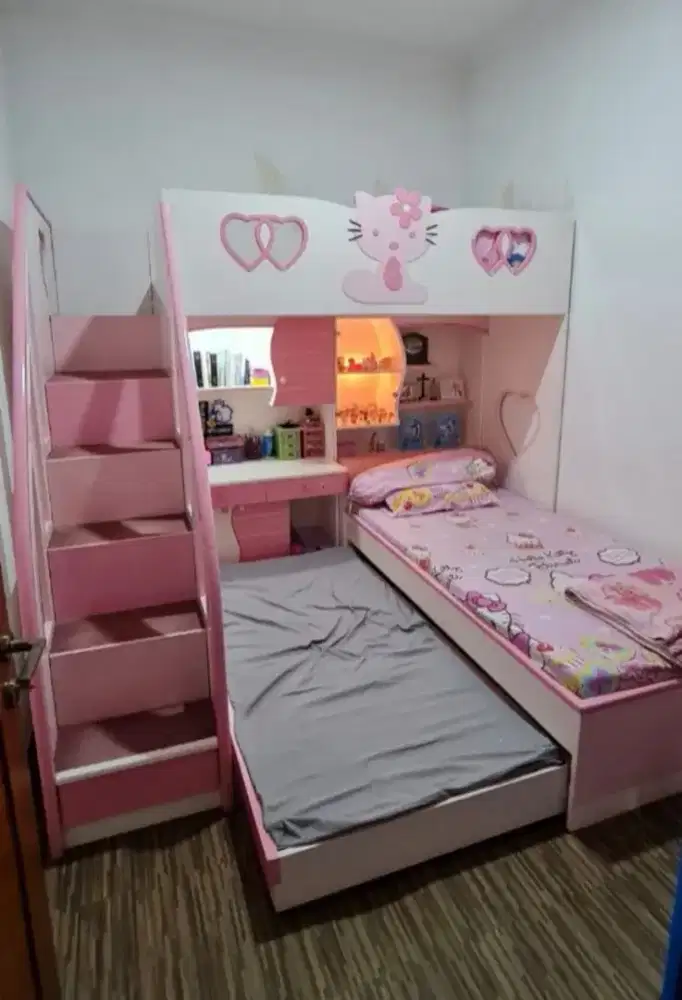 Ranjang susun anak cewek ada 3 kasur