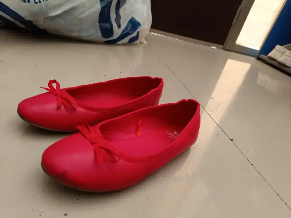Red flat aesthetic girl