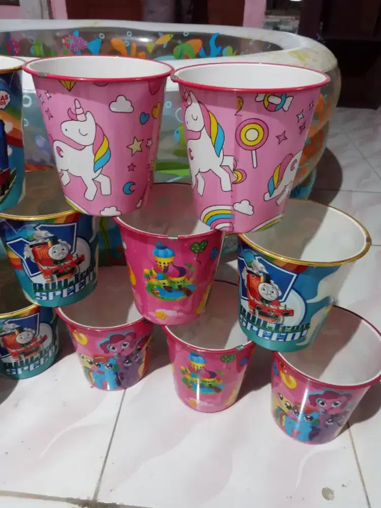 Souvenir ulang tahun tong bulat karakter