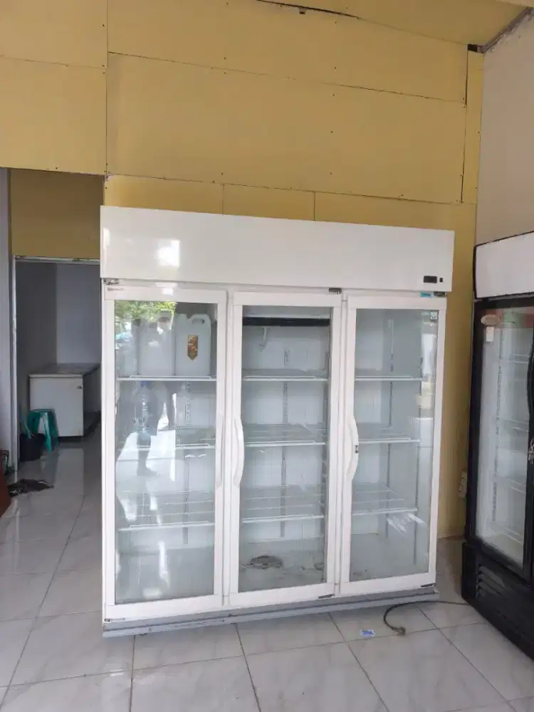 Showcase 3 pintu