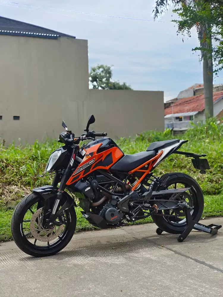 KTM DUKE 250 ABS ORANGE 2017 KM 8K PAJAK PANJANG SIAP NGEBUT