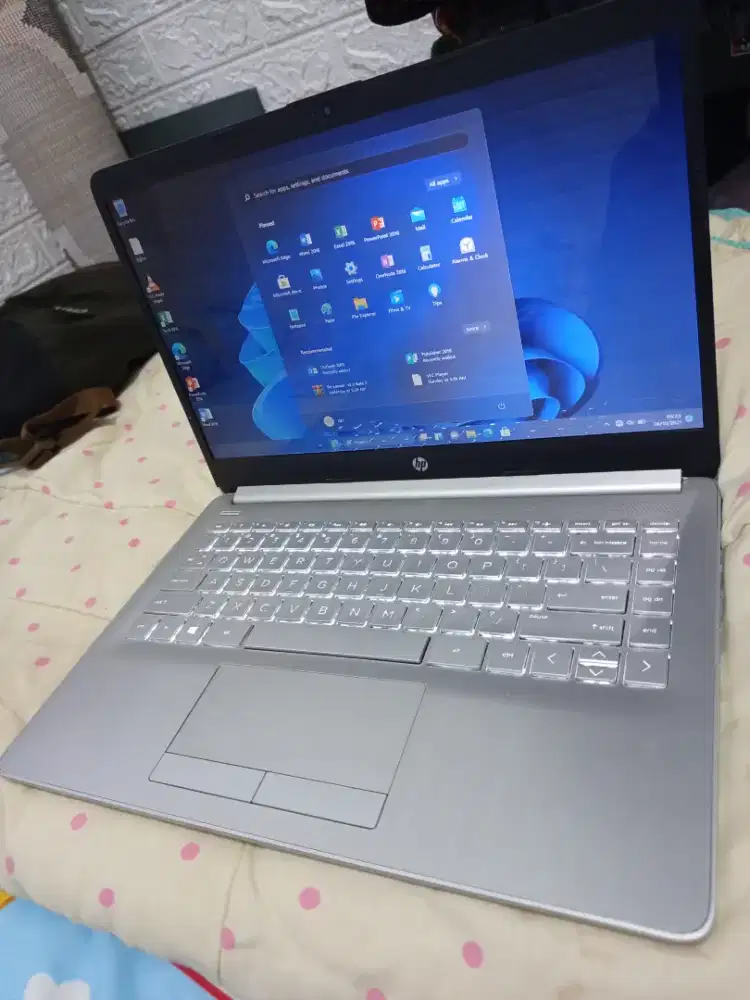 laptop HP 14S Ram 8gb/SSD + HDD external . Keyboard nyala. (2,3GHz)