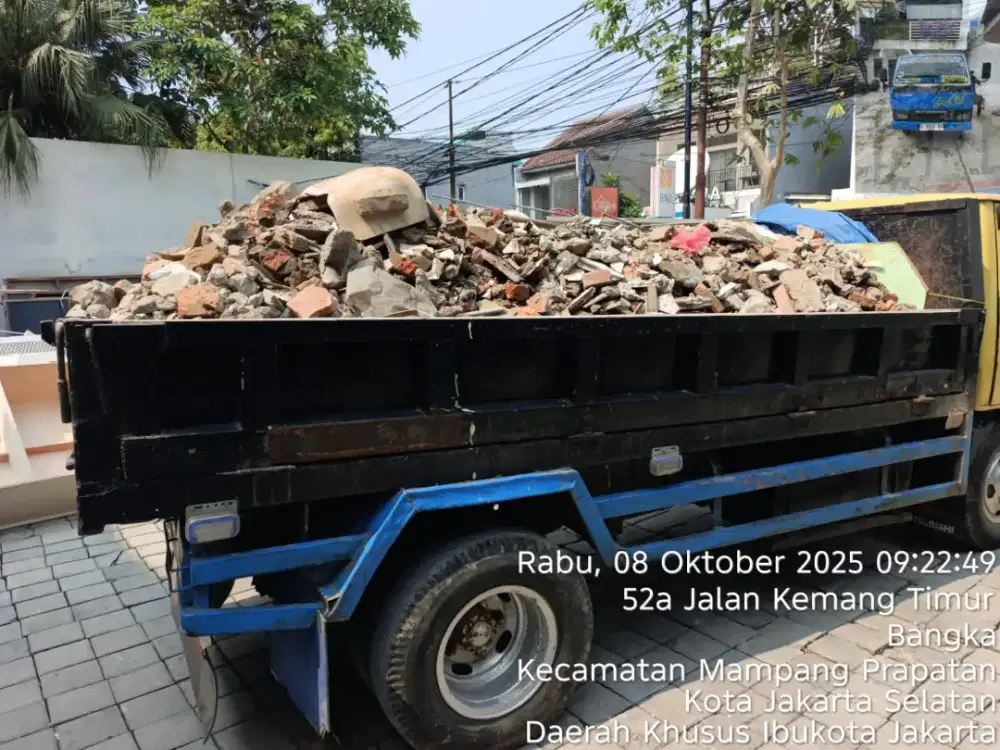 Buang puing dan angkut tanah