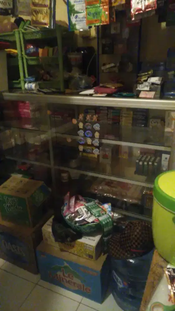 Etalase warung jualan
