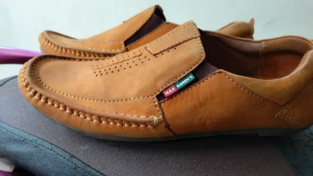 Sepatu kulit asli