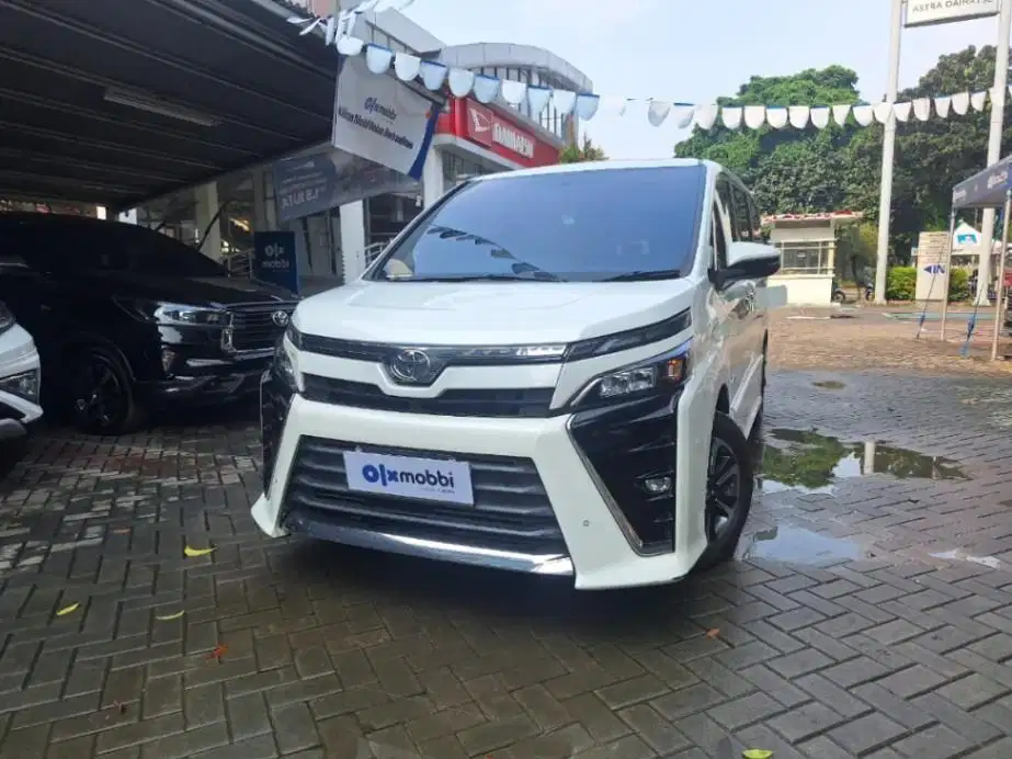 LOW DP Toyota Voxy 2.0 Bensin-AT 2018 SYAv