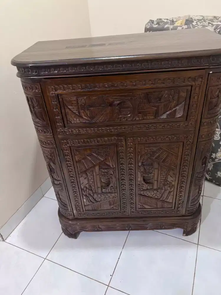 Kayu jati asli
Barang kokoh
Ukiran timbul