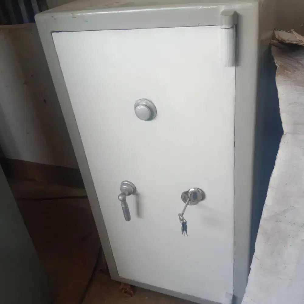 Brankas ukuran sedang  Hrg 7,2 jt