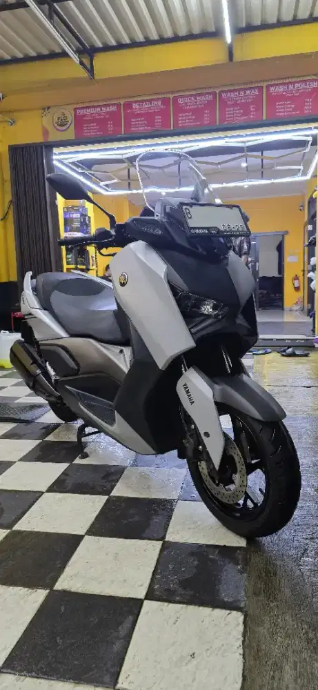 XmaX Connected Thn 2023 Grey (Abu-Abu) favorite