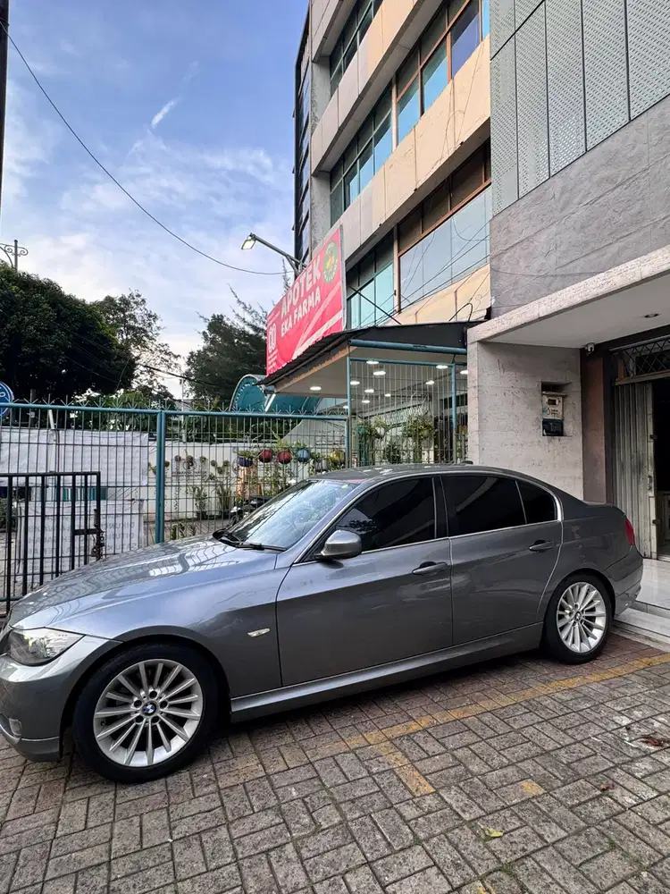 BMW 320i 2010 Bensin