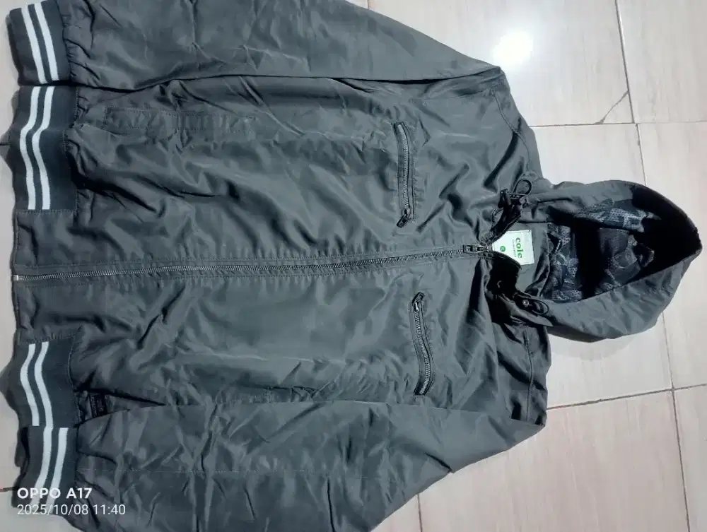 Jaket parasut kupluk merk COLE size XL