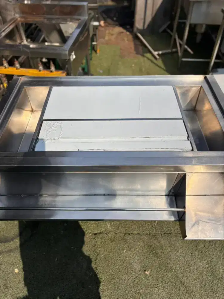 Ice bin station