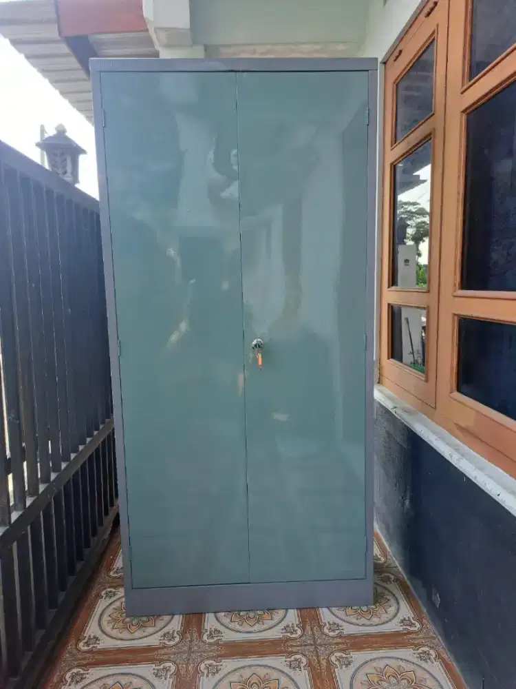 Lemari arsip besi