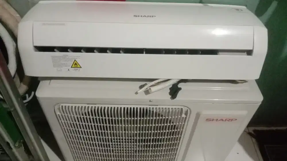 Dijual AC Sharp 1 PK kondisi masih 95% baru pemakaian 4 bulan