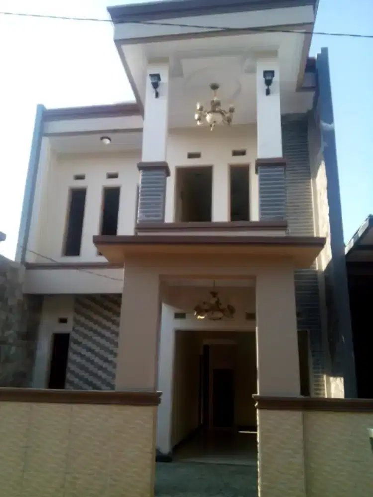Rumah dua lantai full - dalam cluster