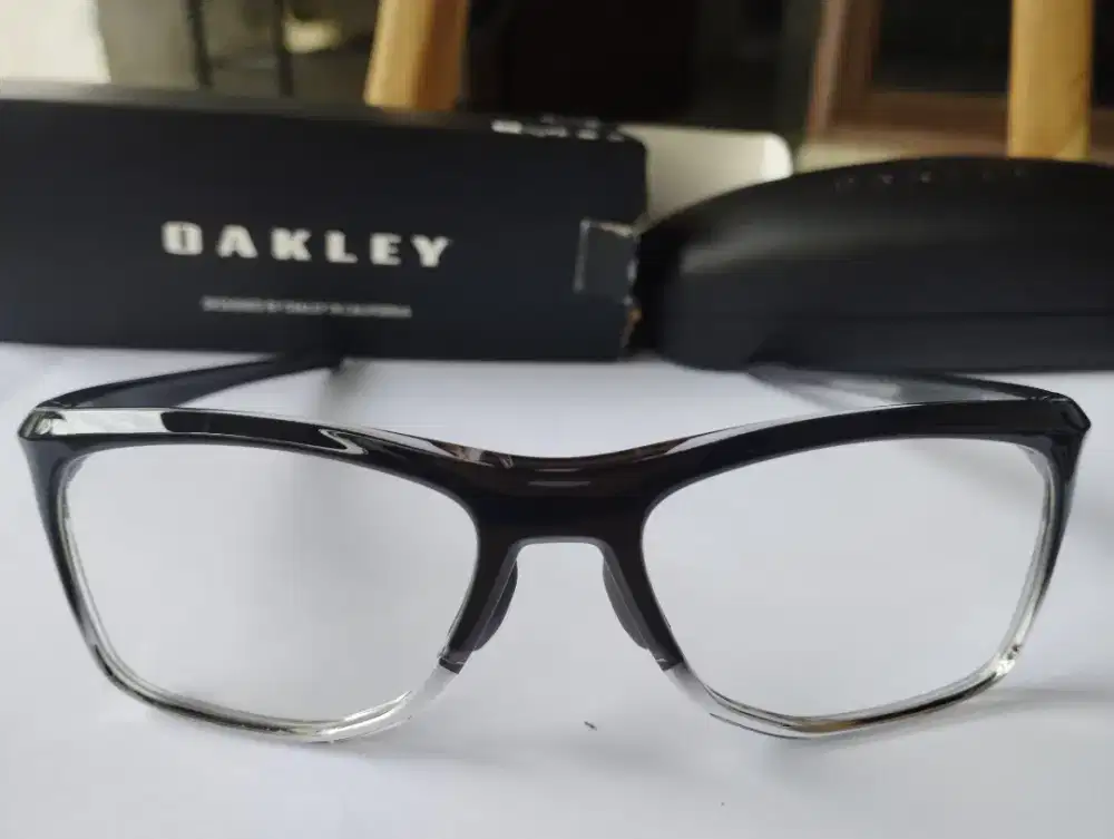 Kacamata Oakley