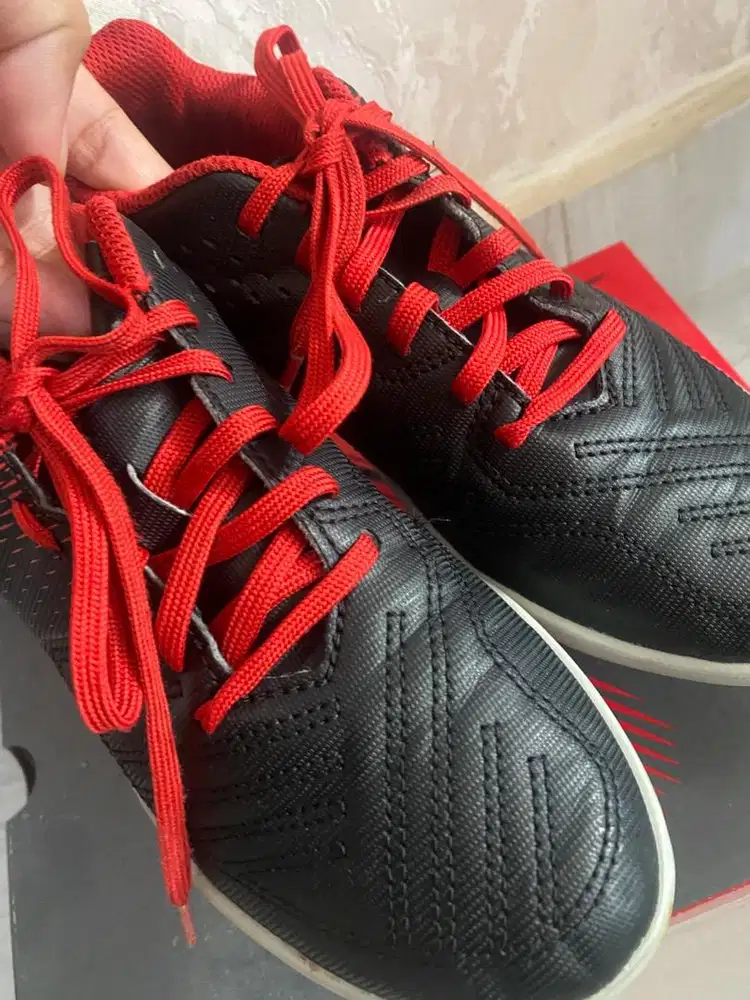 Sepatu Futsal Kipsta Black