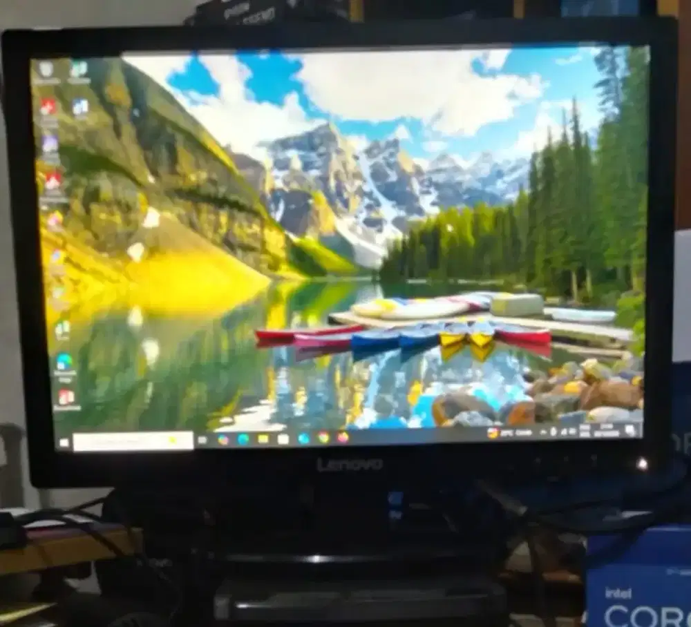 LCD Monitor Lenovo 20 inch (1440 x 900) kabel lengkap dan mulus