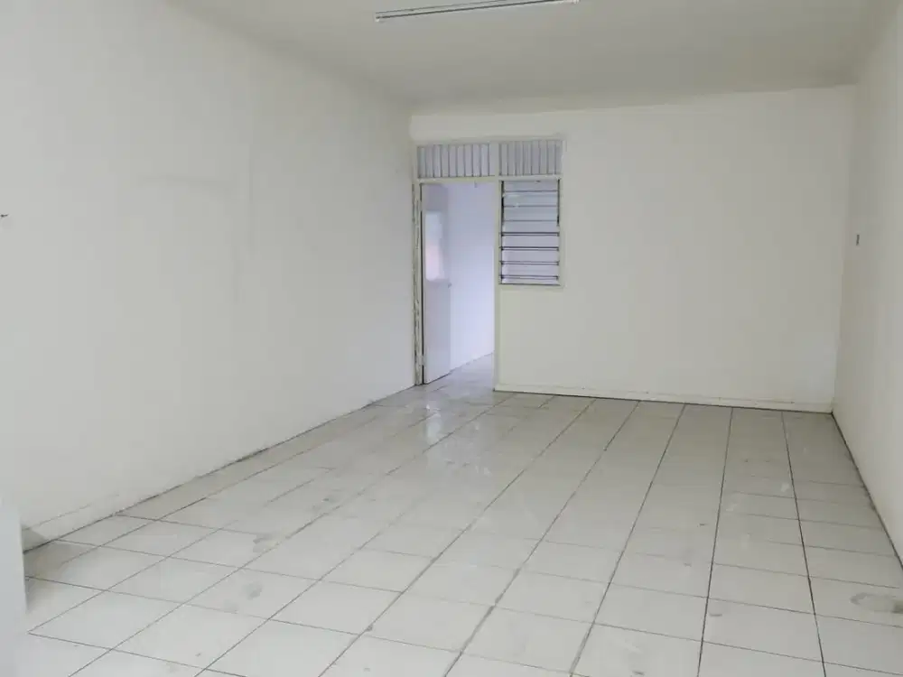 Disewa Ruko Rapih Berlokasi Strategis Pinggir Jalan Raya di Rawa Lumbu Bekasi