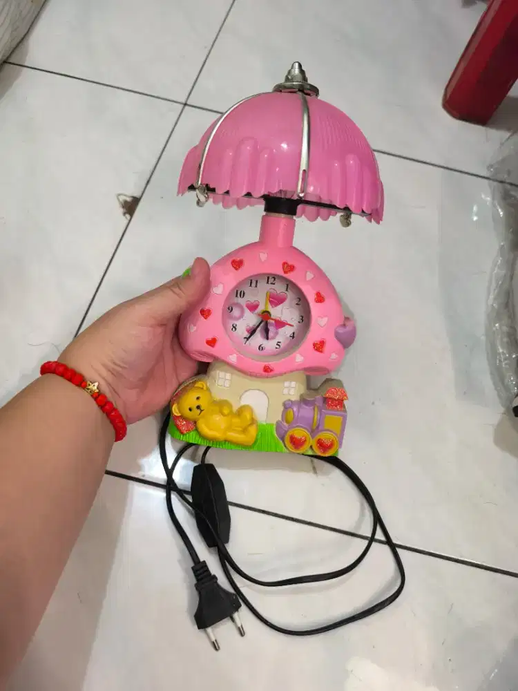 Jam pajangan kamar tidur