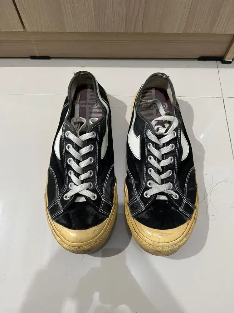 Sepatu sneakers (Compass)