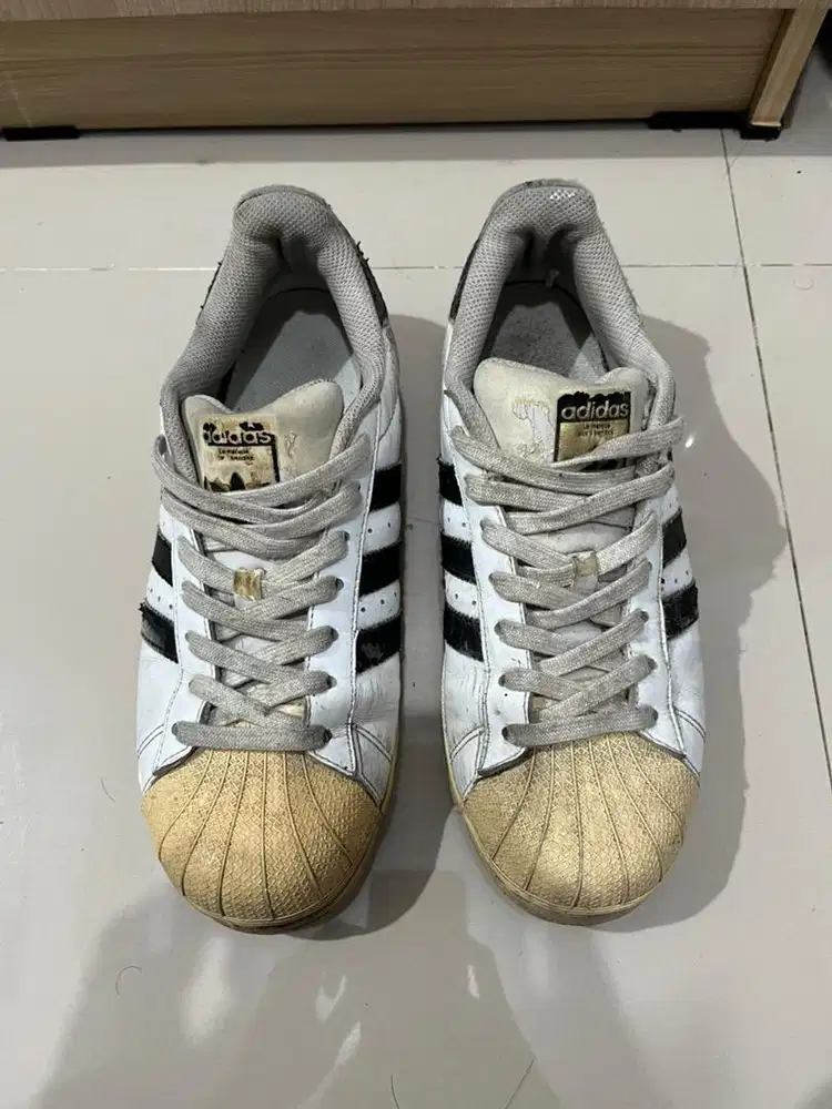 Sepatu sneakers
