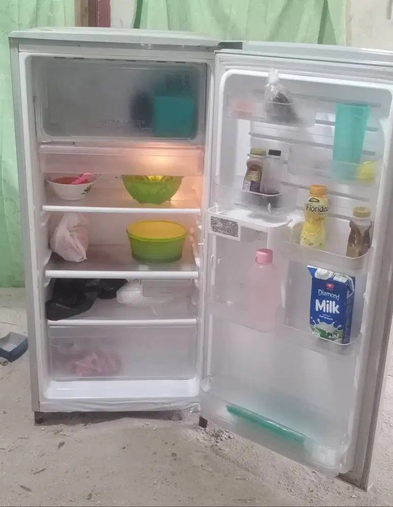 Kulkas 1 pintu LG. Mesin original pabrik belum pernah rusak.