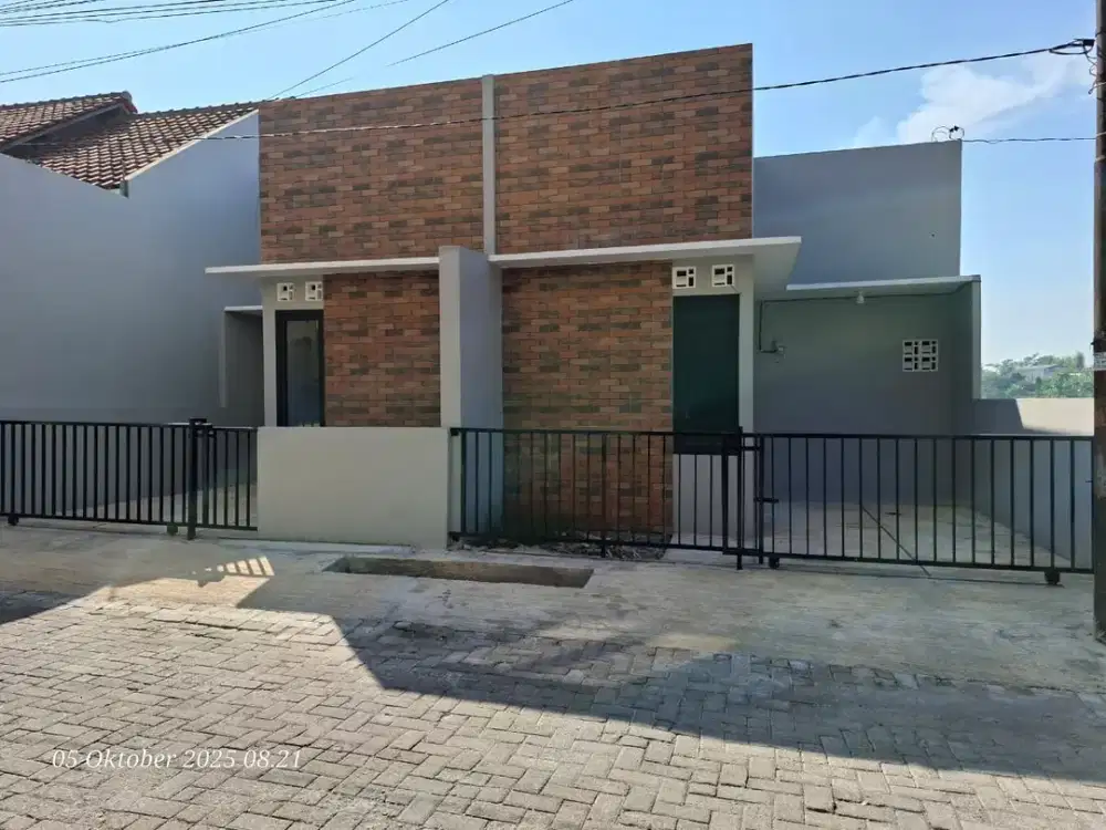 RUMAH BARU SIAP HUNI  di Grafika Banyumanik Semarang