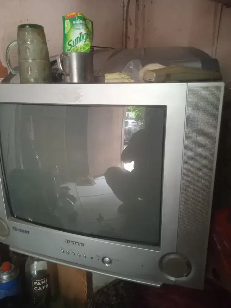Dijual cepat tv tabung Samsung 21 inc plus remot kondisi nyala,normal