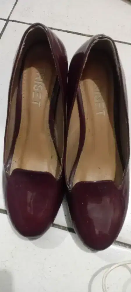 sepatu wanita maroon