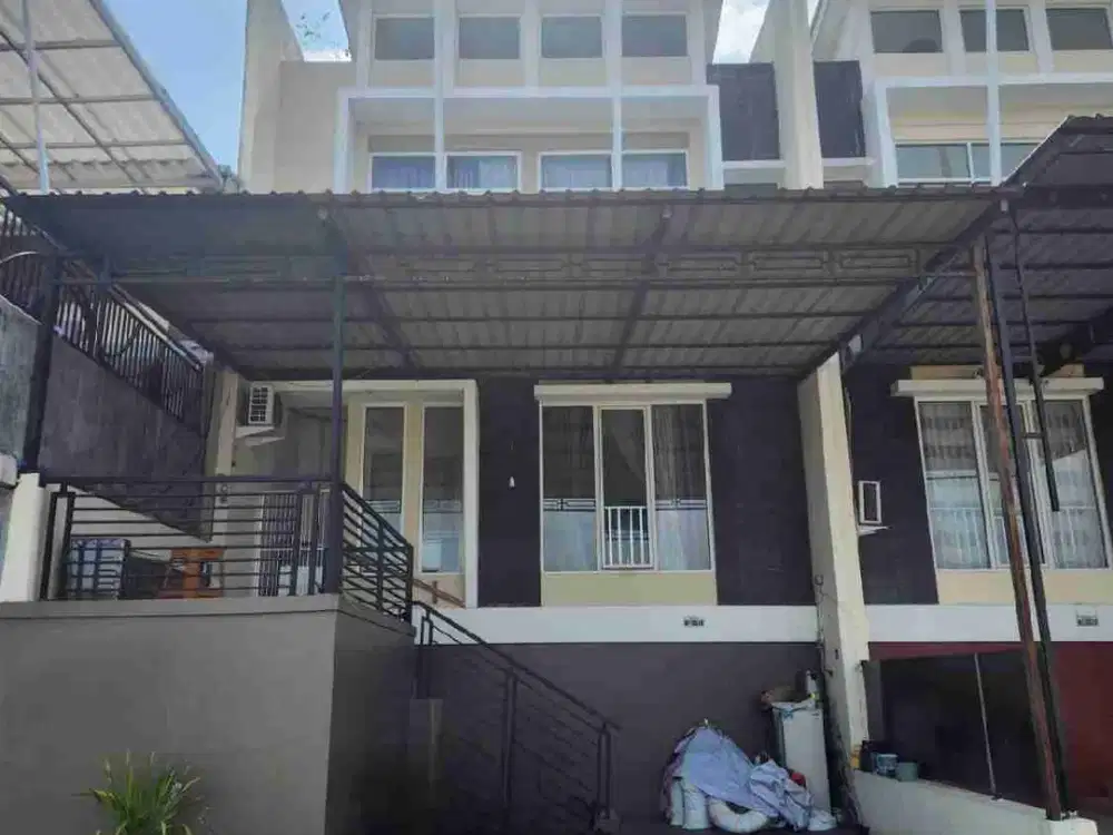 rumah di manyaran 12 menit ke Bandara internasional
