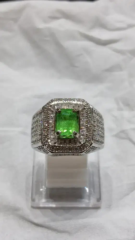 Batu cincin tsavorite garnet