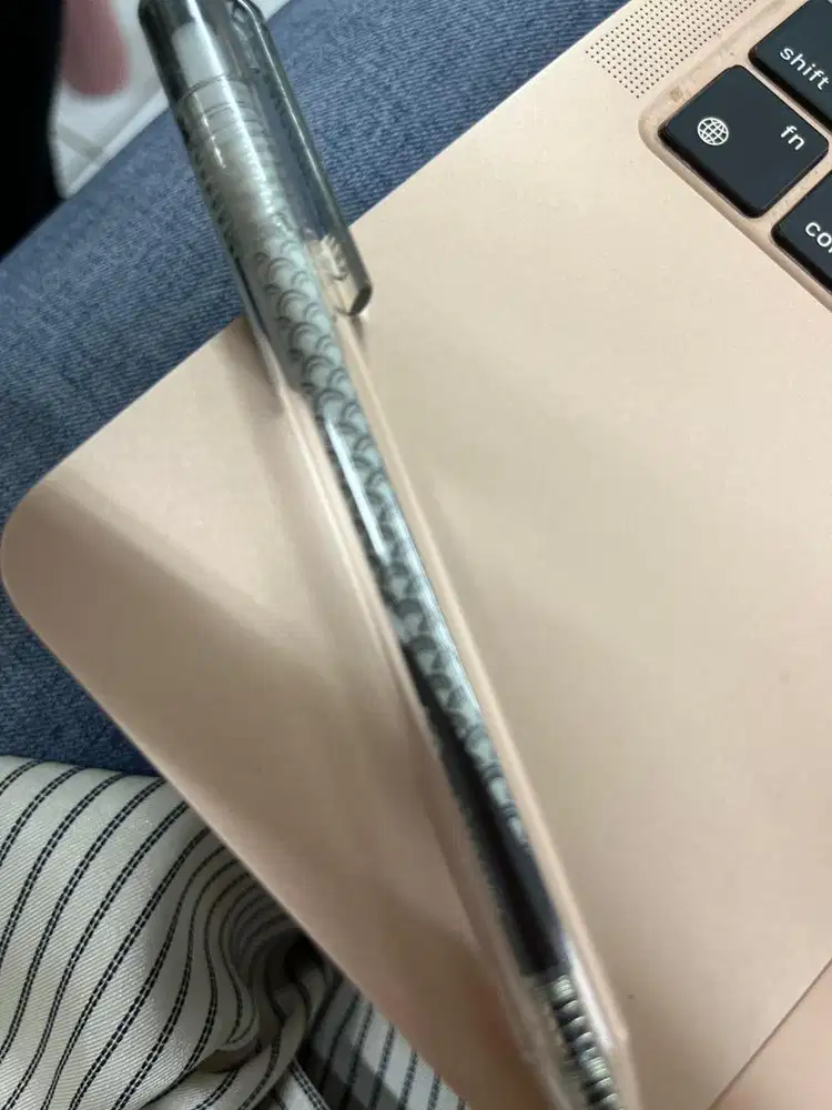 Pulpen bagus berwarna hitam