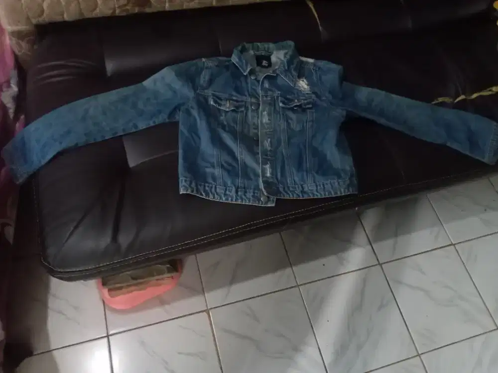 Jual jaket jeans wanita kondisi layak pakai. Harga nya MURAH 100 ribu.