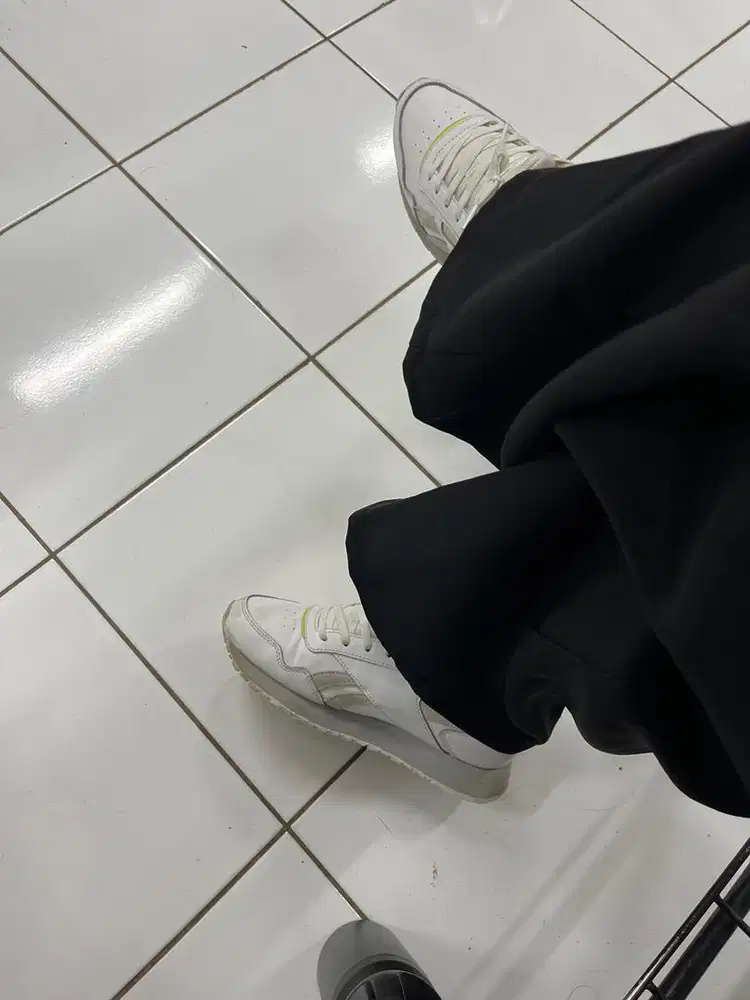 Sepatu rebook putih