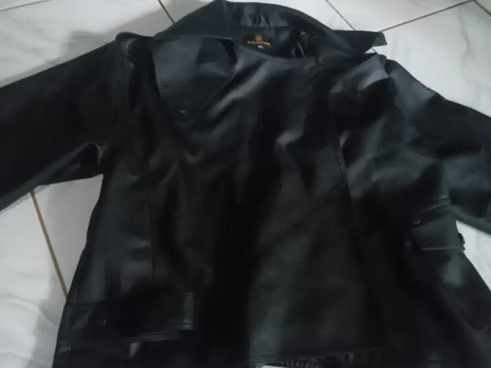 Jual jaket kulit wanita merek Al-Leather. Kondisi bagus. Harga Rp 150