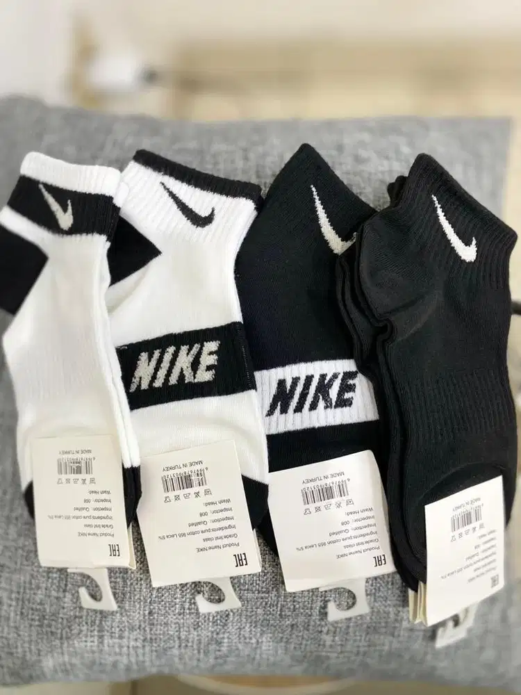 Kaos kaki nike warna hitam putih