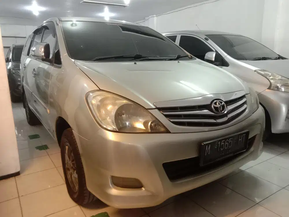 Toyota Kijang Innova 2010 Bensin