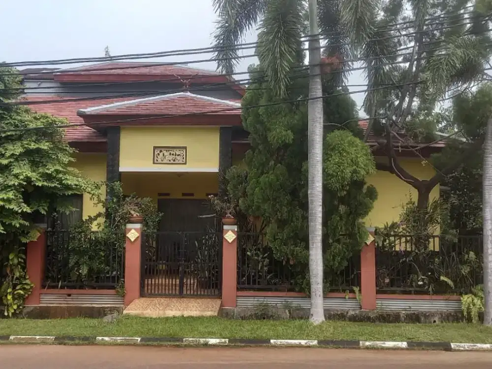 Rumah Rapih dan Terawat Posisi Hook Bebas Banjir di Harapan Indah Bekasi Jawa Barat