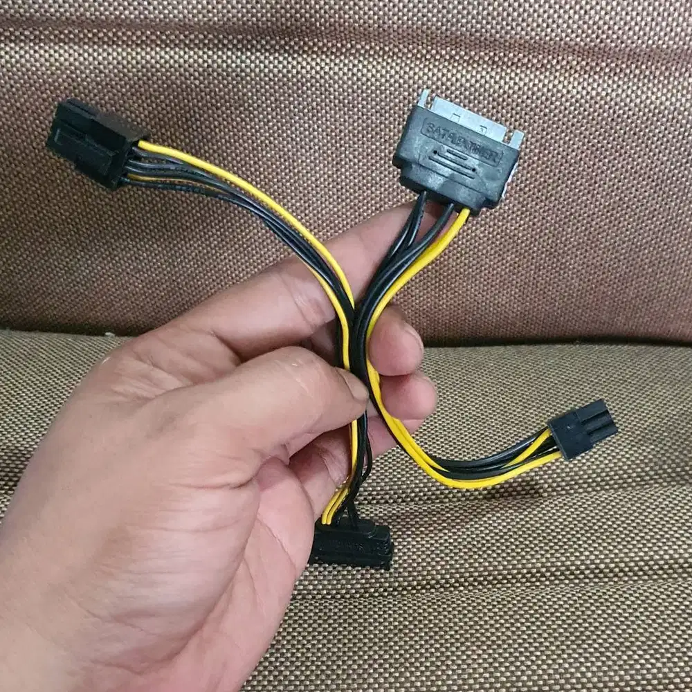 CONVERTER Powe SATA to 6Pin VGA