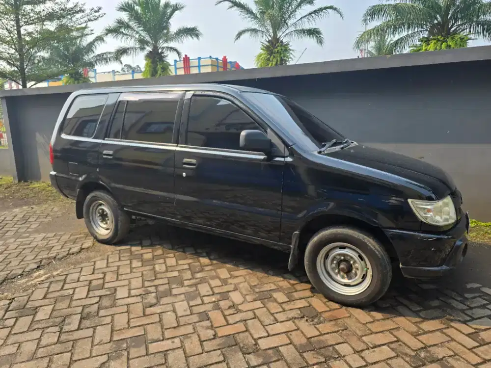 Isuzu panther hitam