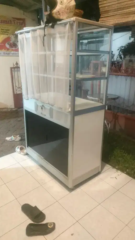 DIJUAL ETALASE MASIH SEPERTI BARU