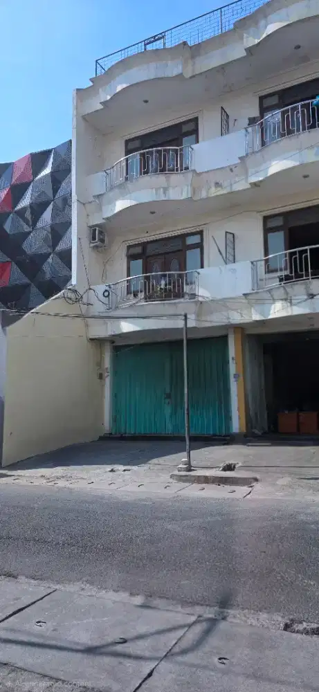 Ruko 3 lantai, sudah di renov siap pakai untuk usaha.