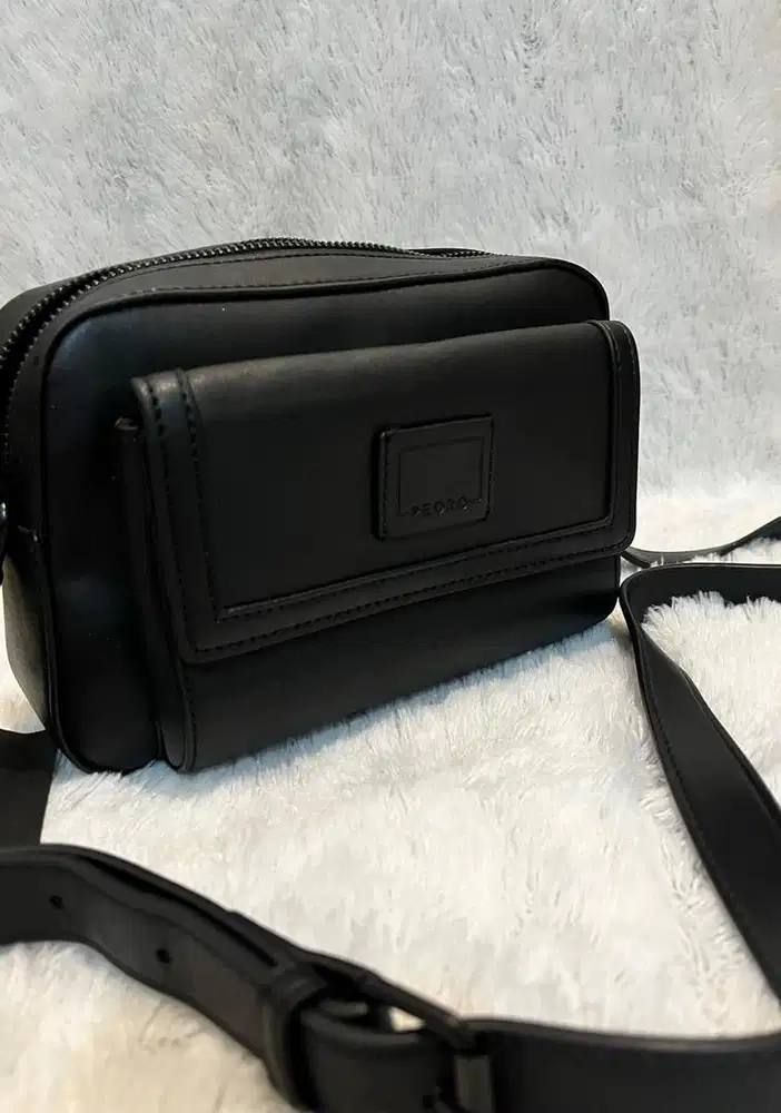 TAS Sling bag pedro pria hitam (nego tipis)