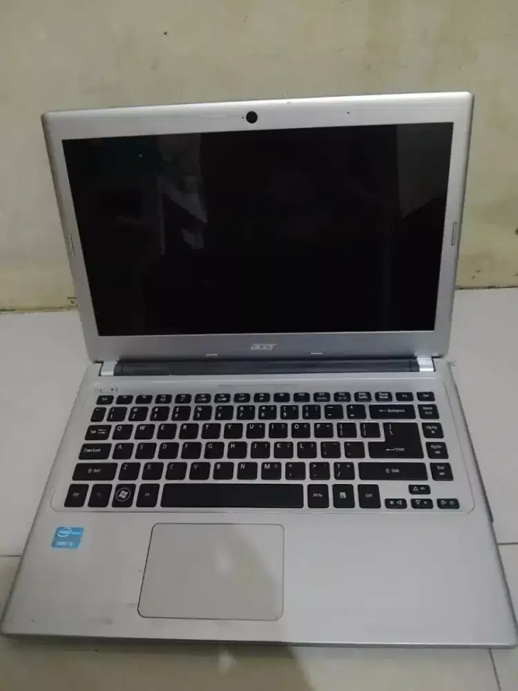Di jual laptop Acer plus cas an ORI Acer intel inside,core 13
